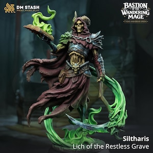 Op de afbeelding: Gedetailleerde miniatuurfiguur van Siltharis, Lich of the Restless Grave, met een gloeiend groen boek en een zeis. De figuur is gekleed in een harnas en een versleten kastanjebruine mantel, met een skeletachtig gezicht en lichaam. De basis heeft groene, wervelende, spookachtige vlammen.