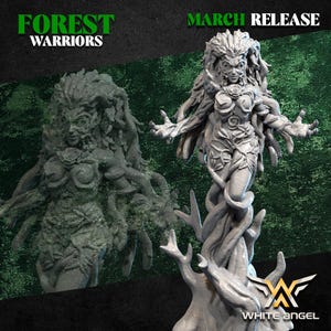 Puede incluir: Figura gris detallada de una guerrera con aspecto de árbol. La figura tiene pelo largo y suelto y está adornada con hojas y enredaderas. Los textos "FOREST WARRIORS" y "MARCH RELEASE" son visibles.