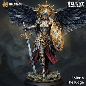 Könnte beinhalten: Detaillierte Miniaturfigur von Soleria, The Judge, aus "Hell at Heaven's Gate". Die Figur ist in silberner und goldener Rüstung gekleidet und hält ein Schwert und einen Schild. Große schwarze Flügel und ein goldener Heiligenschein befinden sich hinter der Figur. Die Figur steht auf einem felsigen Sockel.