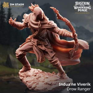 Op de afbeelding: Ongeschilderde miniatuurfiguur van een Drow Ranger, Indua'ne Viverik, met pijl en boog. De figuur draagt een capuchon en harnas. De afbeelding bevat de logo's DM STASH en Bastion of the Wandering Mage.