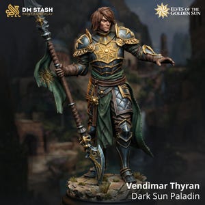 Könnte beinhalten: Detaillierte Miniaturfigur von Vendimar Thyran, einem Dark Sun Paladin. Die Figur trägt eine verzierte Rüstung mit goldenen und schwarzen Akzenten und hält einen Speer mit einem grünen Banner. Die Figur steht auf einem felsigen Sockel. Der Text "DM STASH" und "ELVES OF THE GOLDEN SUN" sind sichtbar.