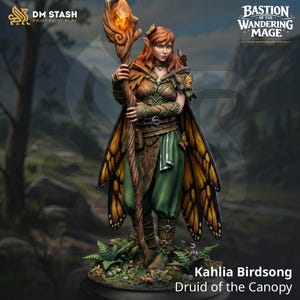 Peut inclure: Figurine détaillée de Kahlia Birdsong, Druide de la Canopée, avec une cape en forme d'ailes de papillon. Elle porte des vêtements verts et bruns et tient un bâton avec un cristal orange brillant. La figurine est placée devant une forêt floue.