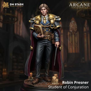 Può includere: Una miniatura di uno studente di nome Robin Presner, Student of Conjuration, che indossa una giacca blu con spallacci dorati e un mantello scuro con fodera bordeaux, mentre tiene in mano un libro e una bacchetta su una base circolare con candele.