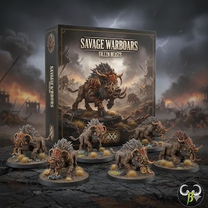 Può includere: Una scatola di prodotti e miniature di Savage Warboars, Fallen Beasts. La scatola presenta un'illustrazione dettagliata di un cinghiale da guerra. Sei miniature di cinghiali da guerra sono esposte davanti alla scatola, ognuna con dettagli intricati.