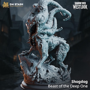 Könnte beinhalten: Eine hellgraue Miniaturfigur aus Harz mit der Aufschrift Shogdog Beast of the Deep One. Die Kreatur hat einen vierbeinigen Körper, der mit zahlreichen Augen bedeckt ist, ein klaffendes Maul voller scharfer Zähne und lange tentakelartige Gliedmaßen.
