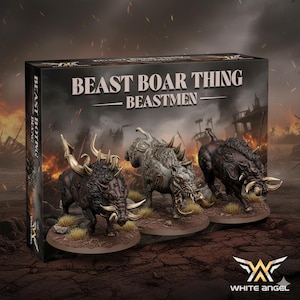 Op de afbeelding: Een productdoos met de tekst "BEAST BOAR THING - BEASTMEN" toont drie gedetailleerde miniatuur zwijnfiguren. De zwijnen zijn donkerbruin, grijs en zwart met grote slagtanden en hoorns. Het White Angel-logo is zichtbaar.
