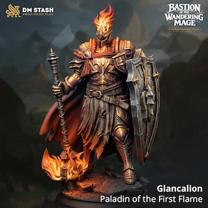 Puede incluir: Figura en miniatura detallada de Glancalion, Paladín de la Primera Llama, con armadura ornamentada. La figura sostiene un báculo y un escudo en llamas. La cabeza de la figura está envuelta en llamas. La figura está sobre una base rocosa. El texto "DM STASH PRINT.PAINT.PLAY" está arriba a la izquierda.