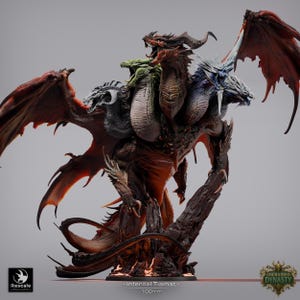 Puede incluir: Escultura detallada de un dragón de múltiples cabezas con cabezas rojas, verdes, blancas y azules y grandes alas. La base de la escultura es de color marrón oscuro, y el texto "- Infernal Tiamat - 100mm" es visible.