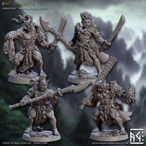 Puede incluir: Cuatro miniaturas grises de Oni Grunts con musculatura y armamento detallados. Cada figura posa de manera diferente, sosteniendo espadas, mazas o una cabeza cortada. Las bases son de 30 mm. El texto "ONI GRUNTS" y "Artisan Guild" son visibles.