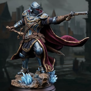 Puede incluir: Figura detallada de un caballero con armadura ornamentada, sosteniendo una espada y una pistola de chispa. El caballero lleva un casco con visera roja y una capa burdeos con ribetes dorados. La figura se alza sobre una base rocosa con formaciones de cristal azul.