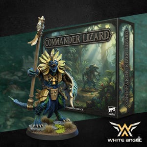 Peut inclure: Figurine miniature détaillée d'une créature ressemblant à un lézard bleu et vert, ornée d'une armure dorée et d'une coiffe à plumes, tenant un bâton et un bouclier. La figurine est sur une base circulaire, avec une boîte intitulée "Commander Lizard" en arrière-plan. Le logo White Angel est visible.
