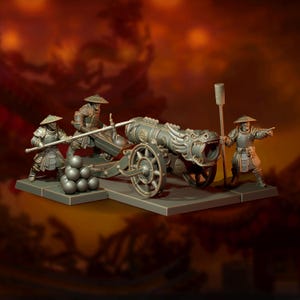 Op de afbeelding: Gedetailleerd miniatuurmodel van een kanon met drakenkopdetails, geflankeerd door drie figuren in traditionele harnassen en hoeden. Het kanon is grijs, met een stapel kanonskogels in de buurt. De figuren staan in gevechtsposities.