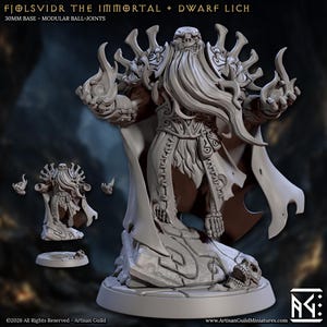 Puede incluir: Figura en miniatura gris detallada de Fjolsvidr the Immortal Dwarf Lich. La figura tiene una larga barba, una armadura ornamentada y una capa fluida. La base incluye una calavera. El texto dice "FJOLSVIDR THE IMMORTAL + DWARF LICH" y "30MM BASE - MODULAR BALL-JOINTS."