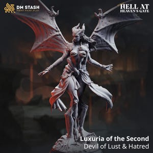Peut inclure: Figurine grise détaillée représentant Luxuria of the Second, un démon féminin ailé de la collection "Hell at Heaven's Gate". La figurine a des cornes, les bras tendus et des vêtements fluides. Le texte "Devil of Lust & Hatred" est visible.