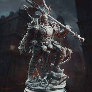 Puede incluir: Figura detallada de un guerrero demonio con cuernos, vestido con una armadura ornamentada y empuñando una gran hacha de batalla. La figura está posada sobre una base rocosa, con un paisaje urbano gótico oscuro de fondo. La escultura está representada en tonos grises.