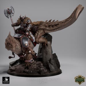 Puede incluir: Una figura en miniatura detallada de "The Immortal General" montando una criatura reptiliana. La figura está vestida con una armadura ornamentada y empuña una gran hacha. La criatura es marrón con escamas texturizadas. La base es oscura con el texto "75mm".