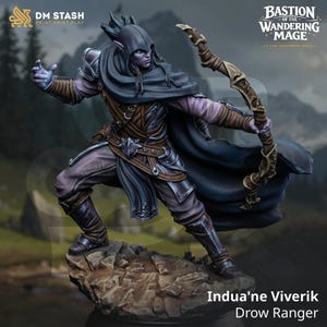 Puede incluir: Figura en miniatura detallada de Indua'ne Viverik, un guardabosques Drow, con arco y flecha. La figura viste una armadura oscura y una capa con capucha, sobre una base rocosa. La paleta de colores incluye tonos morados, marrones y azules.