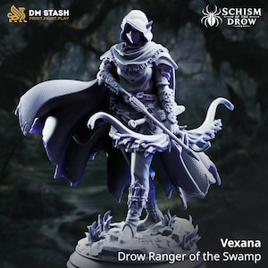 Könnte beinhalten: Eine hellviolette Miniaturfigur eines Kapuzen-Waldläufers namens Vexana, Drow Ranger of the Swamp. Die Figur trägt eine detaillierte Rüstung, einen wehenden Umhang und hält einen Bogen. Der Text DM STASH PRINT.PAINT.PLAY und SCHISM OF THE DROW ist sichtbar.
