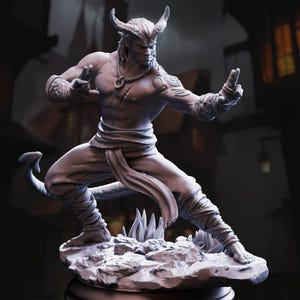 Puede incluir: Figura gris de un humanoide musculoso con cuernos, cola y envolturas intrincadas en brazos y piernas. La figura está en una pose dinámica, con una pierna extendida y los brazos levantados en una postura de artes marciales. La figura está sobre una base rocosa.