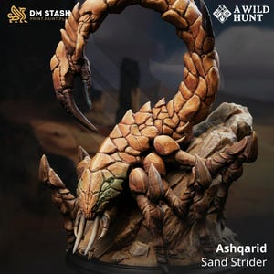 Puede incluir: Una detallada figura de escorpión marrón y beige, el Ashqarid Sand Strider, con un exoesqueleto texturizado y pinzas afiladas. La escultura está posada sobre una base rocosa, con el texto "A Wild Hunt" y "DM Stash" visible.