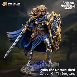 Puede incluir: Figura detallada de Lydia la Intacta, Sargento del Grifo Dorado, con espada y escudo. La figura viste una armadura dorada y plateada, con una capa azul. El escudo presenta un grifo dorado. La base tiene el logotipo de DM STASH.