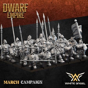 Puede incluir: Un grupo de figuras en miniatura de enanos con armadura, sosteniendo lanzas y una bandera. Las figuras son grises y detalladas, con las palabras "Dwarf Empire" en la parte superior y "March Campaign" en la inferior.