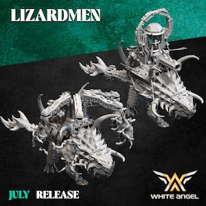 Puede incluir: Dos miniaturas grises sin pintar de criaturas hombres lagarto con armaduras de pinchos y plataformas ornamentadas en sus espaldas. Una tiene una estructura de arco circular y la otra un cañón. El texto dice LIZARDMEN JULY RELEASE WHITE ANGEL.