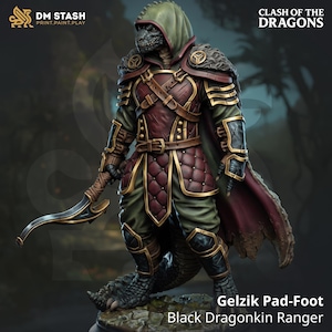 Könnte beinhalten: Eine Miniaturfigur des reptilartigen humanoiden Charakters namens Gelzik Pad-Foot, Black Dragonkin Ranger. Die Figur trägt einen grünen Kapuzenumhang, eine dunkelrote gesteppte Rüstung mit Goldbesatz und eine geschwungene Klinge.