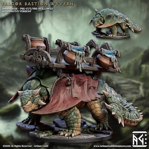 Puede incluir: Una miniatura de Falgor Bastion Wyvern sobre una base de 100mm, con una criatura acorazada verde y bronceada que lleva una plataforma de madera con tres vasijas de barro, dos de las cuales rebosan líquido azul. Incluye una silla de tela roja.