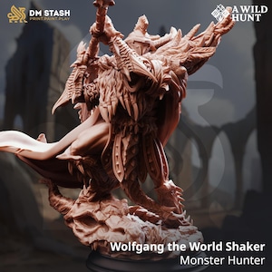 Puede incluir: Una detallada figura marrón de Wolfgang the World Shaker, un cazador de monstruos. La figura está intrincadamente diseñada con armadura, alas y un arma, de pie sobre una base rocosa. Los logotipos DM STASH y A WILD HUNT son visibles.