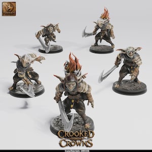 Op de afbeelding: Vijf miniatuur goblin-figuurtjes op 25mm-bases, met puntige oren, donkere kleding en gebogen zwaarden. Sommige goblins dragen kappen of een bril, en één heeft oranje, vlamachtig haar. Tekst: Crooked Goblin Crowns, Crooked Blade Goblin.