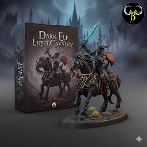 Może przedstawiać: Miniaturowa figurka jeźdźca Mrocznego Elfa Lekkiej Kawalerii na czarnym koniu, trzymającego turkusowy miecz. Figurka stoi na szarej podstawie, z pudełkiem z tym samym obrazem. Na pudełku widnieje napis "Dark Elf Light Cavalry".