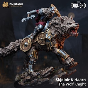 Peut inclure: Une figurine miniature représentant un chevalier chevauchant un grand loup, intitulée Skjolnir & Haarn The Wolf Knight. Le chevalier porte une armure argentée et une cape en fourrure, tenant une hache. Le loup a des plaques d'armure dorées.
