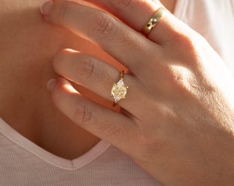 Anello di fidanzamento con diamante giallo per lei Anello con diamante Moissanite Promessa Anello con diamante Regalo di anniversario per lei Regalo di compleanno Incastonato con 3 pietre