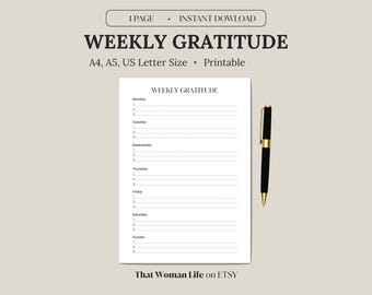 Op de afbeelding: Een witte, afdrukbare wekelijkse dankbaarheidsjournal met lijnen voor elke dag van de week. Een zwarte en gouden pen ligt aan de rechterkant. De tekst "WEEKLY GRATITUDE" staat bovenaan, met "A4, A5, US Letter Size • Printable" eronder.