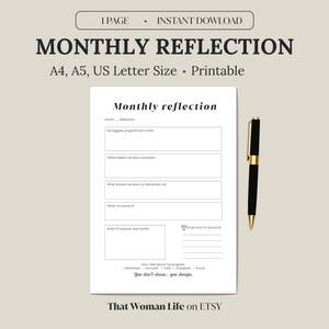 Op de afbeelding: Een afdrukbaar maandelijks reflectiewerkblad met de titel "Monthly Reflection" in zwarte letters. Het werkblad bevat vragen voor zelfreflectie. Een zwarte en gouden pen is rechts van het werkblad geplaatst. De tekst "That Woman Life on ETSY" staat onderaan.