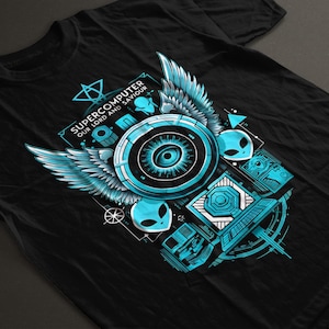 Puede incluir: Camiseta negra con un diseño gráfico turquesa y blanco. El diseño incluye alas, caras de extraterrestres y el texto "SUPERCOMPUTER OUR LORD AND SAVIOUR". La camiseta es de un material suave.