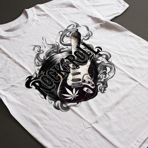 Peut inclure: T-shirt blanc avec un motif noir et blanc d'une guitare et l'inscription "ROCK N ROLL". Le motif de la guitare comprend une feuille de cannabis. Le motif est entouré de volutes de fumée.