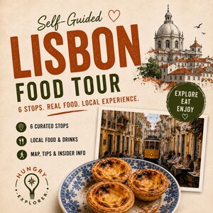 Op de afbeelding: Promotieafbeelding voor een Lisbon Food Tour. De afbeelding bevat de tekst "Self-Guided Lisbon Food Tour" met extra tekst en afbeeldingen. Een foto van een straatbeeld met een gele tram en een bord met gebak is ook inbegrepen.