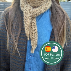 Puede incluir: Una bufanda de tejido abierto, de color marrón claro, se lleva alrededor del cuello. La bufanda está hecha de un hilo suave y texturizado. La persona lleva una camisa vaquera azul y una chaqueta a rayas marrón y azul. Un círculo verde con el texto "PDF Pattern and Video" es visible.