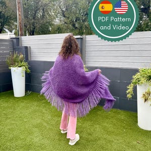 Puede incluir: Una persona con un poncho de punto morado vibrante con flecos largos. El poncho se combina con pantalones rosas y zapatillas blancas. La imagen incluye un gráfico circular verde y blanco con el texto "PDF Pattern and Video".