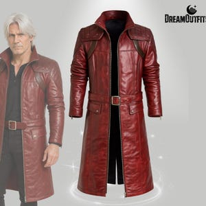Może przedstawiać: Bordowy skórzany płaszcz z wykładanym kołnierzem, akcentami na ramionach i paskiem w talii. Długi płaszcz ma zapięcie na zamek błyskawiczny i dwie przednie kieszenie. Płaszcz jest prezentowany na manekinie i osobie.