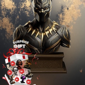Può includere: Busto di Pantera Nera nero e oro con dettagli intricati. Il busto è esposto su una base decorativa. L'immagine include una confezione regalo con vari busti in miniatura e il testo "SURPRISE GIFT".