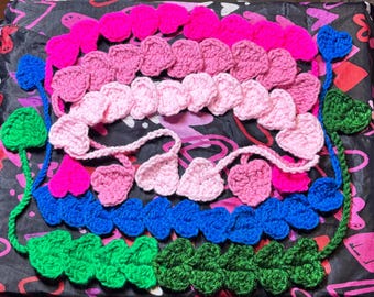 Diadema de ganchillo con forma de corazón