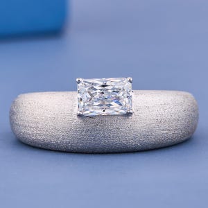 ラディアントカットのモアッサナイトリング、925スターリングシルバーのソリティア婚約指輪、ミニマルな長方形のモアッサナイトプロミスリング