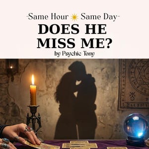 以下が含まれることがあります： 「DOES HE MISS ME?」のテキストが入った画像。Psychic Tonyによる。テーブルには、火の灯ったろうそく、タロットカード、クリスタルボールが置かれている。壁にはキスをしているカップルの影がある。