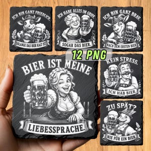 Könnte beinhalten: Ein Set aus sechs quadratischen Schieferuntersetzern mit schwarz-weißen Illustrationen von Figuren, die Bierkrüge halten, und deutschem Text. Die Motive zeigen eine Kuh, eine Frau, eine Ziege, einen Mann und eine Ente mit Bier-Sprüchen.