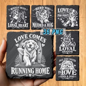 Puede incluir: Un conjunto de seis posavasos cuadrados de pizarra negra con ilustraciones grabadas en blanco de varias razas de perros. Cada posavasos muestra un retrato canino único junto a frases como Wiggle Butt, Herd You Needed A Hug, Love Leaves Paw Prints, Love Comes Running Home, My Loyal Shadow y All You Need Is Love And A Dog.