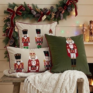 Broderat sammetskuddefodral med nötknäppare, julkudde, dekoration med nötknäpparen, festlig heminredning, juldekorationskudde