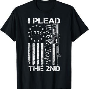 Op de afbeelding: Een witte keramische mok met een zwart handvat en de tekst "But First, Coffee" in een zwarte, handgeschreven lettertype. De mok staat op een wit oppervlak.